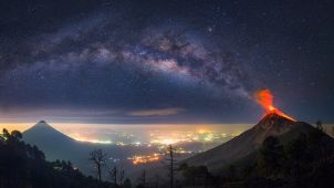 Vybuchujúca sopka nad mestom Antigua (Guatemala)